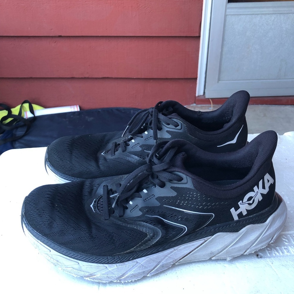 Hoka One One Arahi 5Men's Black and White Athletic Sneakers Size 10.5(2E)